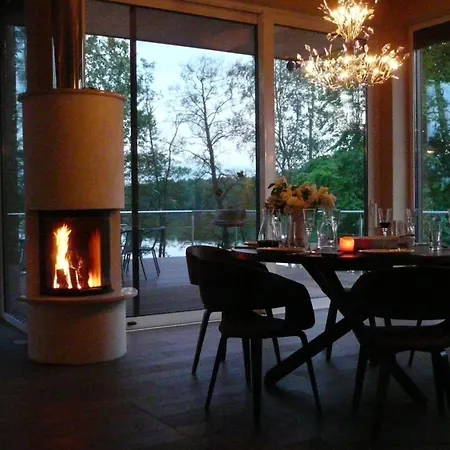 Luxus-ferienhaus Direkt Am See, Naturnaher Komfort In Modernem Stil