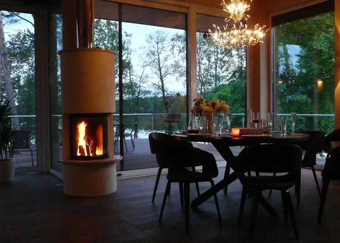 Luxus-ferienhaus Direkt Am See, Naturnaher Komfort In Modernem Stil